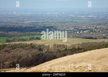 La maison principale à Lyme Park et la cage avec la ville de Manchester à la distance vue de Bowstonegate Cheshire Angleterre Banque D'Images