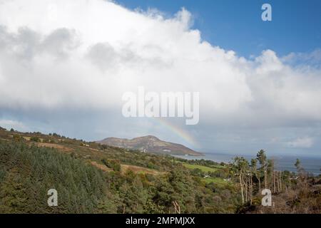 Rainbow Holy Island vue de près des Giants graves au-dessus de Whiting Bay l'île d'Arran Ayrshire Ecosse Banque D'Images