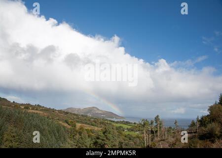 Rainbow Holy Island vue de près des Giants graves au-dessus de Whiting Bay l'île d'Arran Ayrshire Ecosse Banque D'Images