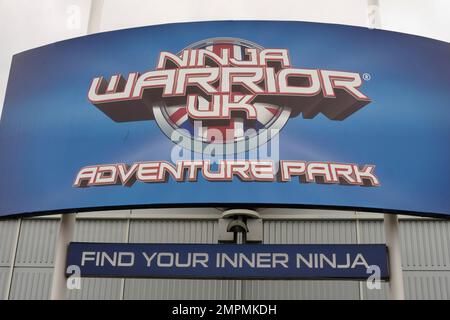 Enseignes de détail à Cribbs Causeway près de Bristol. Ninja Warrior UK Adventure Park Banque D'Images