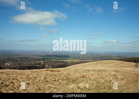 La maison principale à Lyme Park et la cage avec la ville de Manchester à la distance vue de Bowstonegate Cheshire Angleterre Banque D'Images