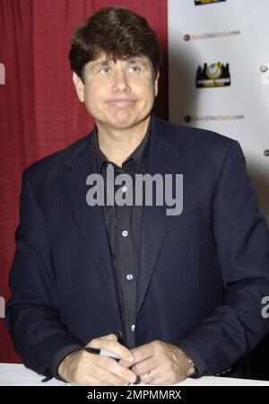 L'ancien gouverneur de l'Illinois, Rod Blagojevich, actuellement impliqué dans un scandale gouvernemental, assiste au Wizard World Chicago Comic con qui s'est tenu au Donald E. Stephens Convention and Conference Centre de Rosemont près de Chicago. Plus tôt cette semaine, Blagojevich a été reconnu coupable par un jury fédéral de mentir au FBI, mais a été condamné à 23 autres accusations. L'ancien gouverneur est arrivé plus d'une heure de retard, mais a attiré une foule énorme de partisans et de détracteurs. Blagojevich a visité les stands des acteurs Adam West, Richard Roundtree et John Schneider avant de s'installer à lui-même où il a facturé $80 pour chaque photo t Banque D'Images
