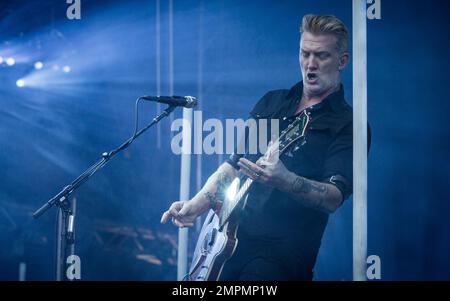 Josh Homme de Queens de l'âge de pierre jouant en direct Banque D'Images