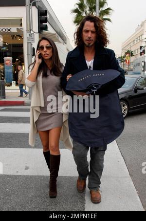 Chris Cornell, ancien leader de Soundgarden et d'Audiolave, et Vicky, femme, font du shopping à Beverly Hills. Les deux traversent la rue bras-dans-bras après avoir visité Ralph Lauren pour ce qui semble être un nouveau vêtement sur mesure. Los Angeles, Californie. 12/21/09. Banque D'Images