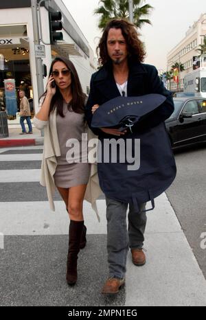 Chris Cornell, ancien leader de Soundgarden et d'Audiolave, et Vicky, femme, font du shopping à Beverly Hills. Les deux traversent la rue bras-dans-bras après avoir visité Ralph Lauren pour ce qui semble être un nouveau vêtement sur mesure. Los Angeles, Californie. 12/21/09. Banque D'Images