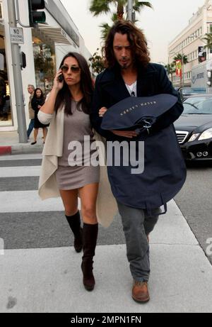 Chris Cornell, ancien leader de Soundgarden et d'Audiolave, et Vicky, femme, font du shopping à Beverly Hills. Les deux traversent la rue bras-dans-bras après avoir visité Ralph Lauren pour ce qui semble être un nouveau vêtement sur mesure. Los Angeles, Californie. 12/21/09. Banque D'Images