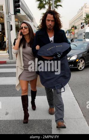 Chris Cornell, ancien leader de Soundgarden et d'Audiolave, et Vicky, femme, font du shopping à Beverly Hills. Les deux traversent la rue bras-dans-bras après avoir visité Ralph Lauren pour ce qui semble être un nouveau vêtement sur mesure. Los Angeles, Californie. 12/21/09. Banque D'Images