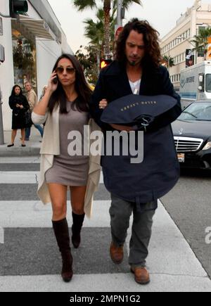 Chris Cornell, ancien leader de Soundgarden et d'Audiolave, et Vicky, femme, font du shopping à Beverly Hills. Les deux traversent la rue bras-dans-bras après avoir visité Ralph Lauren pour ce qui semble être un nouveau vêtement sur mesure. Los Angeles, Californie. 12/21/09. Banque D'Images