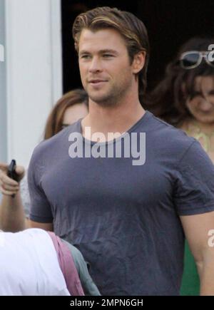 EXCLUSIF !! L'acteur Chris Hemsworth porte une variété de chemises alors qu'il laisse une séance photo toute la journée, probablement en relation avec son prochain film « Thor ». Même s'il avait l'air un peu fatigué lorsqu'il a essuyé ses yeux, Chris a également regardé avec de bons esprits quand il a semblé poser pour une photo avec l'équipage tandis que le directeur de Thor, Kenneth Branagh, s'est présenté à une limousine d'attente. À un moment donné, la police a été vue répondre aux effets de fumée théâtrale qui ont prolasé du studio de photographie. 'Thor' est prévu ce printemps et les costars Natalie Portman et Anthony Hopkins. Los Angeles, Californie. 01/29/11. Banque D'Images