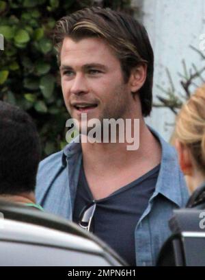 EXCLUSIF !! L'acteur Chris Hemsworth porte une variété de chemises alors qu'il laisse une séance photo toute la journée, probablement en relation avec son prochain film « Thor ». Même s'il avait l'air un peu fatigué lorsqu'il a essuyé ses yeux, Chris a également regardé avec de bons esprits quand il a semblé poser pour une photo avec l'équipage tandis que le directeur de Thor, Kenneth Branagh, s'est présenté à une limousine d'attente. À un moment donné, la police a été vue répondre aux effets de fumée théâtrale qui ont prolasé du studio de photographie. 'Thor' est prévu ce printemps et les costars Natalie Portman et Anthony Hopkins. Los Angeles, Californie. 01/29/11. Banque D'Images