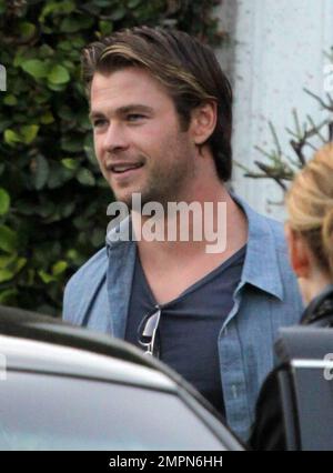 EXCLUSIF !! L'acteur Chris Hemsworth porte une variété de chemises alors qu'il laisse une séance photo toute la journée, probablement en relation avec son prochain film « Thor ». Même s'il avait l'air un peu fatigué lorsqu'il a essuyé ses yeux, Chris a également regardé avec de bons esprits quand il a semblé poser pour une photo avec l'équipage tandis que le directeur de Thor, Kenneth Branagh, s'est présenté à une limousine d'attente. À un moment donné, la police a été vue répondre aux effets de fumée théâtrale qui ont prolasé du studio de photographie. 'Thor' est prévu ce printemps et les costars Natalie Portman et Anthony Hopkins. Los Angeles, Californie. 01/29/11. Banque D'Images