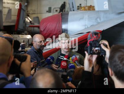 221107-N-EL850-1143 SPLIT, Croatie (7 novembre 2022) le lieutenant John Hasett, affecté à l'escadron d'attaque électronique (VAQ) 140, prononce des remarques lors d'une disponibilité médiatique à bord du porte-avions de la classe Nimitz USS George H.W. Bush (CVN 77), 7 novembre 2022. Carrier Air Wing (CVW) 7 est la composante aérienne et de grève offensive du Carrier Strike Group 10 et du George H.W. Bush Carrier Strike Group (CSG). Les escadrons de CVW-7 sont VFA-86, VFA-103, VFA-136, VFA-143, VAQ-140, Escadron d'alerte précoce de Carrier Airborne (VAW) 121, Escadron de combat en mer (HSC) 5 et Escadron de frappe maritime d'hélicoptère (HS Banque D'Images