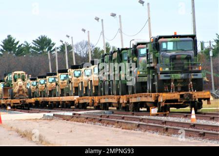 Les wagons chargés de véhicules et d’équipement militaires par des soldats de la Compagnie des ingénieurs 411th de la Réserve de l’Armée de terre sont présentés le 7 novembre 2022, à fort McCoy, dans le Wisconsin. Dans l'ensemble, l'entreprise a chargé 128 articles sur les wagons au cours du mouvement ferroviaire de plusieurs jours à l'installation pour déployer l'équipement éventuellement aux États-Unis Zone de responsabilité du Commandement central. Cinq membres du personnel du fort McCoy Logistics Readiness Centre (LRC) ont participé au mouvement ferroviaire et à sa coordination. Le 411th est le dernier de nombreuses unités au cours de la dernière décennie à tenir des mouvements ferroviaires à fort McCoy. En fait, FO Banque D'Images