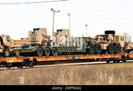 Les wagons chargés de véhicules et d’équipement militaires par des soldats de la Compagnie des ingénieurs 411th de la Réserve de l’Armée de terre sont présentés le 7 novembre 2022, à fort McCoy, dans le Wisconsin. Dans l'ensemble, l'entreprise a chargé 128 articles sur les wagons au cours du mouvement ferroviaire de plusieurs jours à l'installation pour déployer l'équipement éventuellement aux États-Unis Zone de responsabilité du Commandement central. Cinq membres du personnel du fort McCoy Logistics Readiness Centre (LRC) ont participé au mouvement ferroviaire et à sa coordination. Le 411th est le dernier de nombreuses unités au cours de la dernière décennie à tenir des mouvements ferroviaires à fort McCoy. En fait, FO Banque D'Images