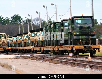 Les wagons chargés de véhicules et d’équipement militaires par des soldats de la Compagnie des ingénieurs 411th de la Réserve de l’Armée de terre sont présentés le 7 novembre 2022, à fort McCoy, dans le Wisconsin. Dans l'ensemble, l'entreprise a chargé 128 articles sur les wagons au cours du mouvement ferroviaire de plusieurs jours à l'installation pour déployer l'équipement éventuellement aux États-Unis Zone de responsabilité du Commandement central. Cinq membres du personnel du fort McCoy Logistics Readiness Centre (LRC) ont participé au mouvement ferroviaire et à sa coordination. Le 411th est le dernier de nombreuses unités au cours de la dernière décennie à tenir des mouvements ferroviaires à fort McCoy. En fait, FO Banque D'Images