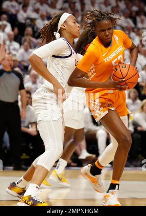 Baton Rouge, États-Unis. 30th janvier 2023. Tennessee Lady Volunteers avance Jillian Hollingshead (53) tente de conduire au panier contre LSU Lady Tigers avance LaDazhia Williams (0) lors d'un match de basket-ball universitaire féminin au Pete Maravich Assembly Center à bâton Rouge, Louisiane, lundi, 30 janvier 2022. (Photo de Peter G. Forest/Sipa USA) crédit: SIPA USA/Alay Live News Banque D'Images