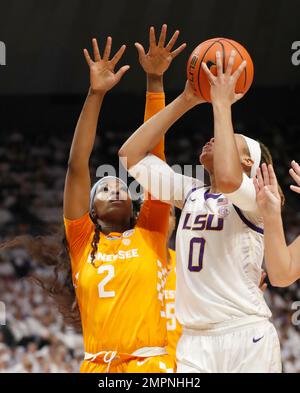 Baton Rouge, États-Unis. 30th janvier 2023. LSU Lady Tigers avance LaDazhia Williams (0) tente un tir contre les Tennessee Lady Volunteers avance Rickea Jackson (2) lors d'un match de basket-ball universitaire féminin au Pete Maravich Assembly Centre à Baton Rouge, Louisiane, lundi, 30 janvier 2022. (Photo de Peter G. Forest/Sipa USA) crédit: SIPA USA/Alay Live News Banque D'Images