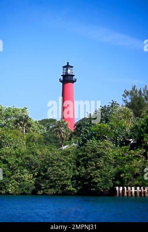 Phare de Jupiter Inlet; balise; rouge; dessus noir, végétation verte, bleu, couleurs primaires, 1860, historique, hauteur 108 pieds, Vue depuis ICW, Intrac Banque D'Images