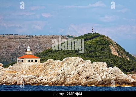 Lighthouse Cliffs Grebeni; 1872; maintenant maison d'hôtes; île rocheuse; collines, Côte, pierre, toit orange, historique, mer Adriatique, Port de Dubrovnik; La Banque D'Images