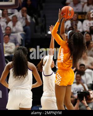 Baton Rouge, États-Unis. 30th janvier 2023. Tennessee Lady Volunteers Forward Rickea Jackson (2) tire un pull sur LSU Lady Tigers Forward LaDazhia Williams (0) lors d'un match de basket-ball universitaire féminin au Pete Maravich Assembly Centre à bâton Rouge, Louisiane, lundi, 30 janvier 2022. (Photo de Peter G. Forest/Sipa USA) crédit: SIPA USA/Alay Live News Banque D'Images