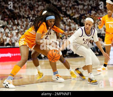 Baton Rouge, États-Unis. 30th janvier 2023. Les Tennessee Lady Volunteers font avancer Rickea Jackson (2) et les LSU Lady Tigers font avancer LaDazhia Williams (0), tous deux luttent pour une balle lâche lors d'un match de basket-ball universitaire féminin au Pete Maravich Assembly Centre à bâton Rouge, Louisiane, lundi, 30 janvier 2022. (Photo de Peter G. Forest/Sipa USA) crédit: SIPA USA/Alay Live News Banque D'Images
