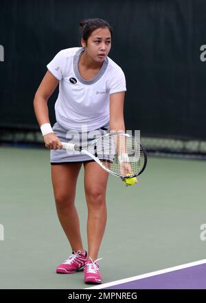 Cici Bellis, américaine de 15 ans qui a fait une splash à l'US Open l'année dernière avant de perdre à Zarina Diyas, se venge à l'Open de Miami alors qu'elle bat Zarina Diyas. Le match a été retardé en raison d'énormes gouttes de pluie. Bellis va jouer contre Serena Williams. Miami, Floride. 27 mars 2015. Banque D'Images