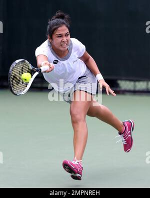 Cici Bellis, américaine de 15 ans qui a fait une splash à l'US Open l'année dernière avant de perdre à Zarina Diyas, se venge à l'Open de Miami alors qu'elle bat Zarina Diyas. Le match a été retardé en raison d'énormes gouttes de pluie. Bellis va jouer contre Serena Williams. Miami, Floride. 27 mars 2015. Banque D'Images