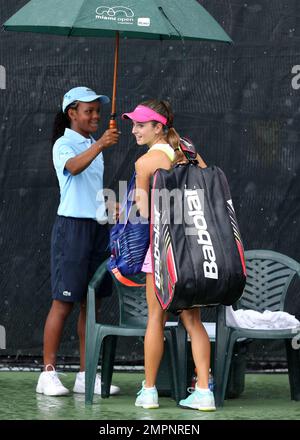 Cici Bellis, américaine de 15 ans qui a fait une splash à l'US Open l'année dernière avant de perdre à Zarina Diyas, se venge à l'Open de Miami alors qu'elle bat Zarina Diyas. Le match a été retardé en raison d'énormes gouttes de pluie. Bellis va jouer contre Serena Williams. Miami, Floride. 27 mars 2015. Banque D'Images