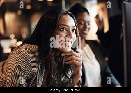 Femme d'affaires contemplative avec main sur le menton au bureau Banque D'Images