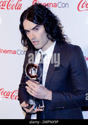 Russell Brand, lauréat du prix Comedy Star of the Year, pose pour les photographes aux CinemaCon Big Screen Achievement Awards 2011 qui se tiennent au Colosseum CinemaCon du Caesars Palace, le congrès officiel de l'Association nationale des propriétaires de théâtre. Las Vegas, Nevada 03/31/11. Banque D'Images