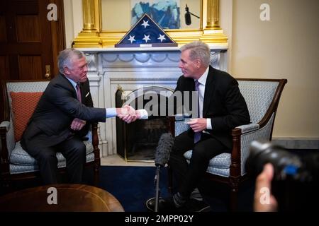 Washington, États-Unis. 31st janvier 2023. Le président de la Chambre Kevin McCarthy (R-CA), à droite, et le roi Abdullah II de Jordanie, à gauche, se serrer la main avant une réunion, aux États-Unis Capitole, à Washington, DC, le mardi, 31 janvier, 2023. (Graeme Sloan/Sipa USA) Credit: SIPA USA/Alay Live News Banque D'Images