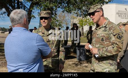 Brig. Le général Michael Cleveland (à gauche), commandant du commandement de la troupe 66th, Et le lieutenant-colonel Seth Davidson, directeur des travaux publics au Camp Shelby, parle avec un membre du service à la retraite lors de la Journée annuelle de la retraite de la Garde nationale du Mississippi au Musée des Forces armées du Mississippi au Camp Shelby joint Forces Training Centre, Mississippi, le 9 novembre 2022. La Journée des retraités a lieu pour honorer et célébrer le service et le sacrifice des membres retraités du Mississippi et de leurs familles. Banque D'Images