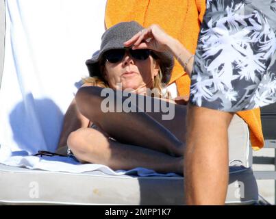 Journaliste française, romanesque et directrice de nouvelles à TF1, Claire Chazal porte un bikini noir alors qu'elle se détend sur la plage pendant des vacances d'hiver avec son mari Arnaud Lemaire. Chazal, qui présente également « Je/nous de Claire » sur le réseau gay Pink TV, a fait une promenade sur la plage et semblait profiter du soleil chaud du sud de la Floride alors qu'elle se prélaissait sur la plage avec Lemaire. Miami Beach, Floride. 12/21/10. Banque D'Images