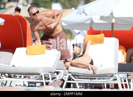 Journaliste française, romanesque et directrice de nouvelles à TF1, Claire Chazal porte un bikini noir alors qu'elle se détend sur la plage pendant des vacances d'hiver avec son mari Arnaud Lemaire. Chazal, qui présente également « Je/nous de Claire » sur le réseau gay Pink TV, a fait une promenade sur la plage et semblait profiter du soleil chaud du sud de la Floride alors qu'elle se prélaissait sur la plage avec Lemaire. Miami Beach, Floride. 12/21/10. Banque D'Images
