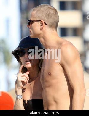 Journaliste française, romanesque et directrice de nouvelles à TF1, Claire Chazal porte un bikini noir alors qu'elle se détend sur la plage pendant des vacances d'hiver avec son mari Arnaud Lemaire. Chazal, qui présente également « Je/nous de Claire » sur le réseau gay Pink TV, a fait une promenade sur la plage et semblait profiter du soleil chaud du sud de la Floride alors qu'elle se prélaissait sur la plage avec Lemaire. Miami Beach, Floride. 12/21/10. Banque D'Images