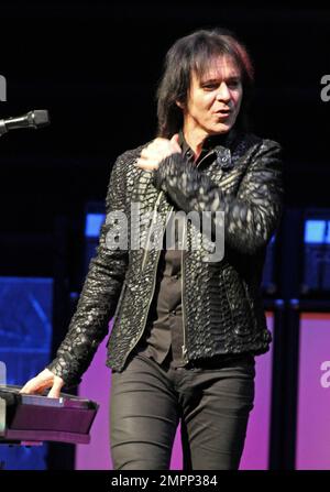 Lawrence Gowan, du groupe de rock classique Styx, se produit en concert à l'amphithéâtre Koka Booth de Cary, en Caroline du Nord. 16th septembre 2011. Banque D'Images