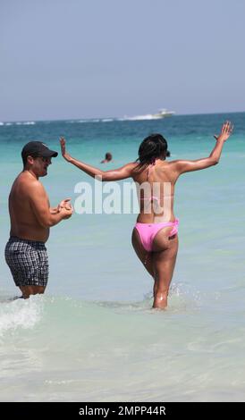 Claudia Jordan est vue montrant sa figure dans un bikini rose alors qu'elle passe la journée à la plage avec des amis et a vu prendre des photos avec des fans. Miami Beach, Floride. 21 mars 2015. Banque D'Images