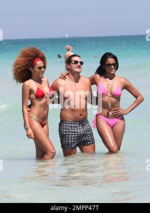 Claudia Jordan est vue montrant sa figure dans un bikini rose alors qu'elle passe la journée à la plage avec des amis et a vu prendre des photos avec des fans. Miami Beach, Floride. 21 mars 2015. Banque D'Images