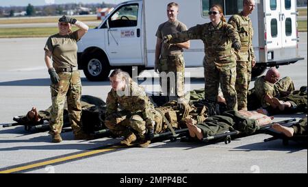 Airman Hailey Endsley, principal de la Force aérienne (milieu), et des membres de l'escadron d'évacuation aéromédical 445th, se préparent à soulever et à charger une fausse victime à bord d'un C-17 Globemaster III lors d'un exercice d'entraînement conjoint à la base aérienne Wright-Patterson, Ohio, le 9 novembre 2022. L'escadron d'évacuation aéromédicale 445th et l'équipe de transport aérien de soins critiques du Groupe médical 88th ont mené la formation, simulant un environnement de vol en direct où les aviateurs apprennent à se préparer à des défis tels que la turbulence, les changements de température et la pression de l'air, car ils s'occupent de patients gravement malades. Banque D'Images