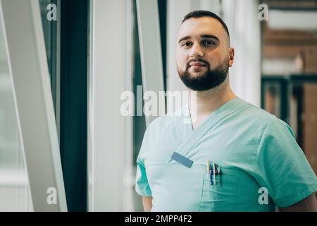 Portrait d'un professionnel de la santé homme confiant à l'hôpital Banque D'Images