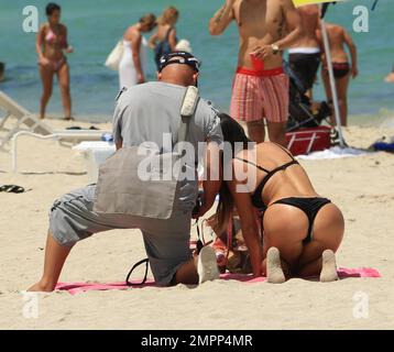 Le modèle Claudia Romani fait une séance photo dans un bikini noir à Miami Beach, FL. 18 juillet 2014. Banque D'Images