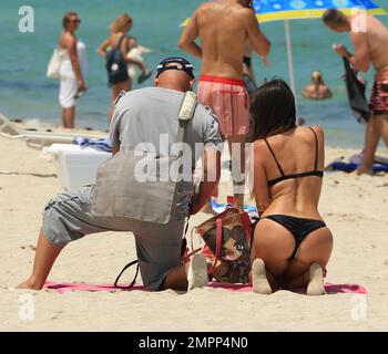 Le modèle Claudia Romani fait une séance photo dans un bikini noir à Miami Beach, FL. 18 juillet 2014. Banque D'Images