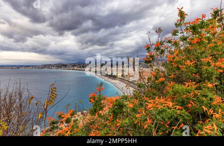 Plage de sable par la ville historique de Nice, France. Colline du château Banque D'Images