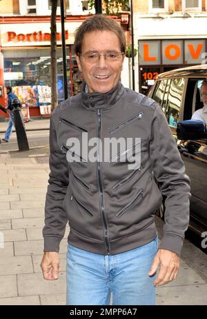 Sir Cliff Richard signe un autographe pour un jeune fan tout en faisant une apparition à BBC radio 2 pour les enfants dans le besoin. Le rocker de 71 ans aurait déclaré qu'il « ne se souciait pas moins » de la nouvelle station de radio rock Absolute radio 60s a signalé la récente décision d'interdire sa musique parce qu'elle n'était pas assez cool. Il a dit : « Je ne suis pas blessé. Ils ne peuvent pas terminer ma carrière. Je viens d'avoir un album numéro dix sur 71. Comment puis-je éventuellement grinmer ? Mais c'est injuste pour le public, c'est mentir. En omettant la musique d'une personne, c'est mentir sur le passé. » Les rapports indiquent ensuite que Sir Cliff n'a aucun regret Banque D'Images