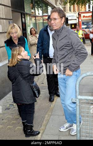 Sir Cliff Richard signe un autographe pour un jeune fan tout en faisant une apparition à BBC radio 2 pour les enfants dans le besoin. Le rocker de 71 ans aurait déclaré qu'il « ne se souciait pas moins » de la nouvelle station de radio rock Absolute radio 60s a signalé la récente décision d'interdire sa musique parce qu'elle n'était pas assez cool. Il a dit : « Je ne suis pas blessé. Ils ne peuvent pas terminer ma carrière. Je viens d'avoir un album numéro dix sur 71. Comment puis-je éventuellement grinmer ? Mais c'est injuste pour le public, c'est mentir. En omettant la musique d'une personne, c'est mentir sur le passé. » Les rapports indiquent ensuite que Sir Cliff n'a aucun regret Banque D'Images