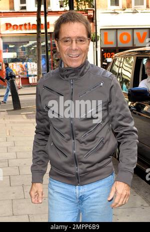 Sir Cliff Richard signe un autographe pour un jeune fan tout en faisant une apparition à BBC radio 2 pour les enfants dans le besoin. Le rocker de 71 ans aurait déclaré qu'il « ne se souciait pas moins » de la nouvelle station de radio rock Absolute radio 60s a signalé la récente décision d'interdire sa musique parce qu'elle n'était pas assez cool. Il a dit : « Je ne suis pas blessé. Ils ne peuvent pas terminer ma carrière. Je viens d'avoir un album numéro dix sur 71. Comment puis-je éventuellement grinmer ? Mais c'est injuste pour le public, c'est mentir. En omettant la musique d'une personne, c'est mentir sur le passé. » Les rapports indiquent ensuite que Sir Cliff n'a aucun regret Banque D'Images