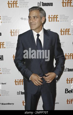 Le directeur, l'écrivain et la star George Clooney arrive à la première des « Ides of March » au Festival international du film de Toronto 2011 qui s'est tenu au Roy Thomson Hall. Toronto, Canada. 9th septembre 2011. . Banque D'Images