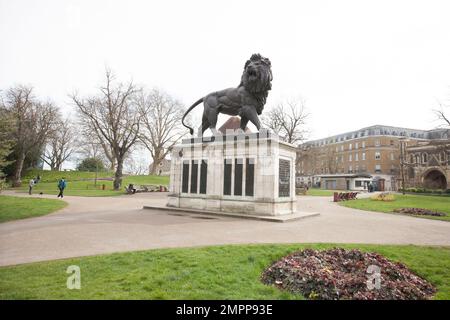 Le lion Maiwand, mémorial de guerre à Forbury Gardens, Reading, Berkshire, Royaume-Uni Banque D'Images