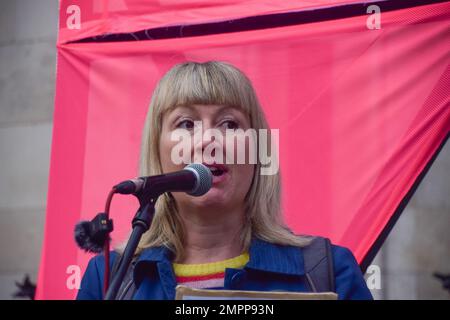 Londres, Royaume-Uni. 31st janvier 2023. La militante Emma Smart prononce un discours lors du rassemblement Unite for Justice en dehors des cours royales de justice. Les manifestants se sont rassemblés pour réclamer justice aux militants de l'environnement tués dans le monde entier et en solidarité avec les militants emprisonnés. Credit: Vuk Valcic/Alamy Live News. Banque D'Images