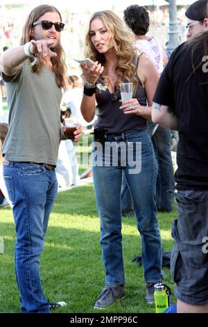 DREA de Matteo aime boire un verre et le soleil de Californie tout en discutant avec un ami le premier jour du Festival de musique et d'arts de Coachella 2010. Indio, Californie 4/16/10. . Banque D'Images